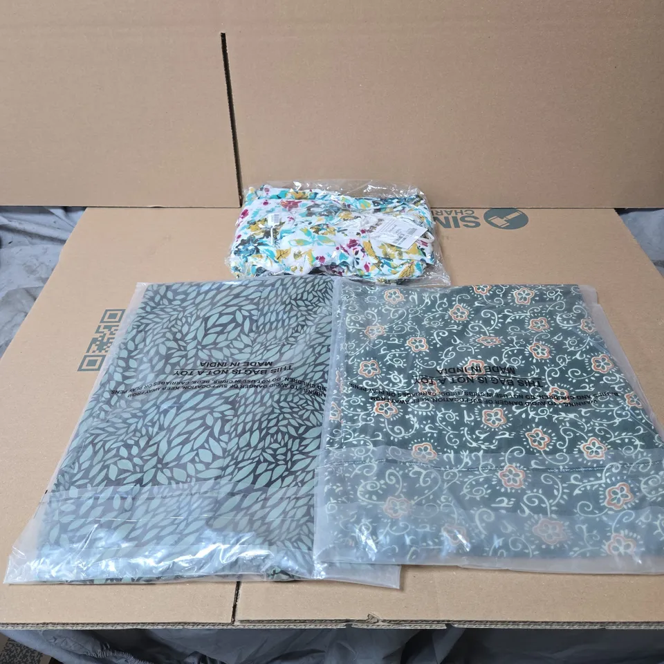 BOX OF APPROXIMATELY 30 X ASSORTED CLOTHING ITEMS, BAGGED.