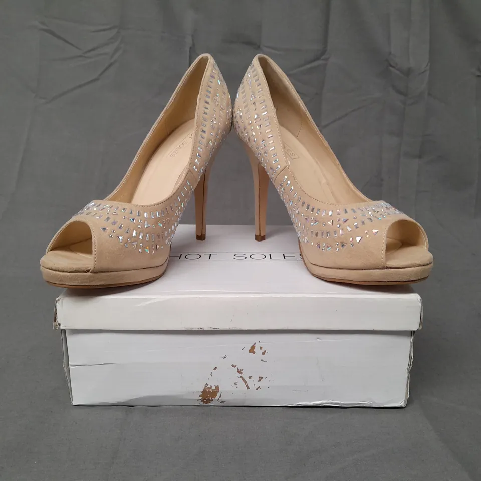 BOXED PAIR OF HOT SOLES OPEN TOE HIGH HEELED SHOES IN NATURAL W. JEWEL EFFECT SIZE 8