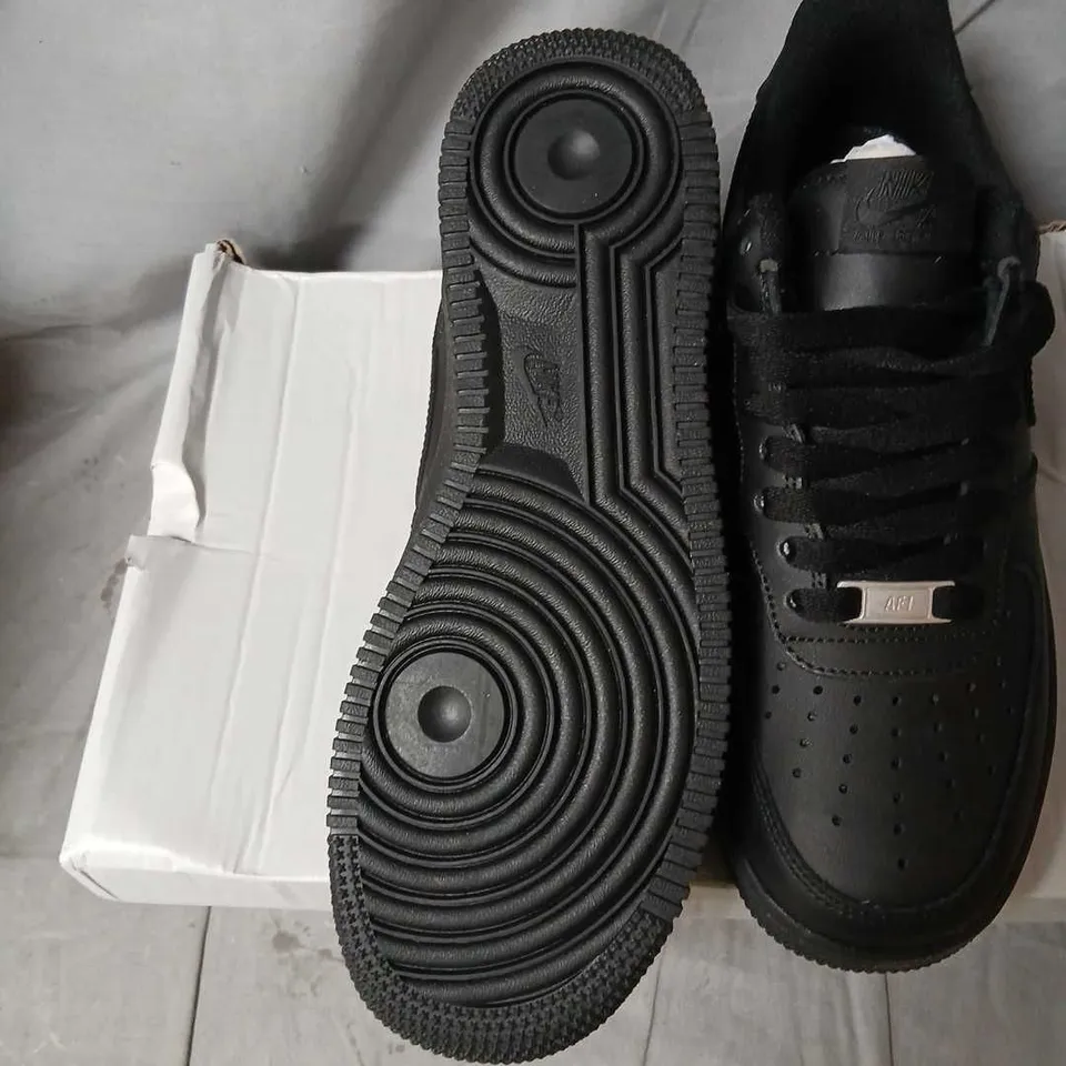 NIKE AIR FORCE 1 '07 ALL BLACK – UK 6.5 SNEAKERS