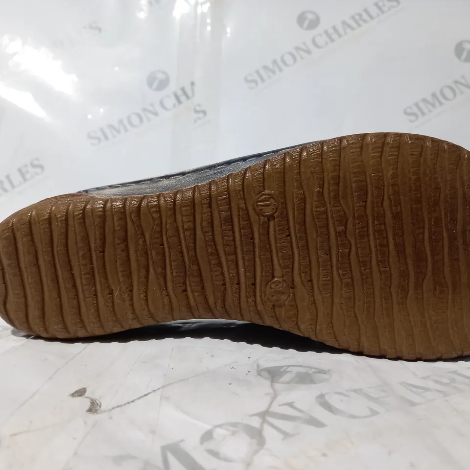 BOXED PAIR OF ADESSO FRANCES MULES IN NAVY UK SIZE 4