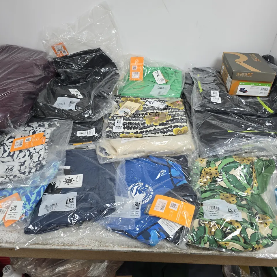 APPROXIMATELY 33 ASSORTED BRAND NEW REGATTA CLOTHING ITEMS IN VARIOUS SIZES, STYLES & COLOURS