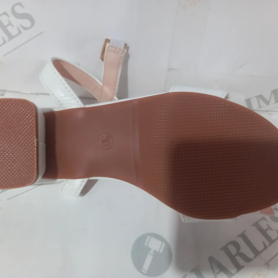 BOXED PAIR OF DESIGNER OPEN TOE LOW HEEL SANDALS IN WHITE W. FLORAL DETAIL EU SIZE 30