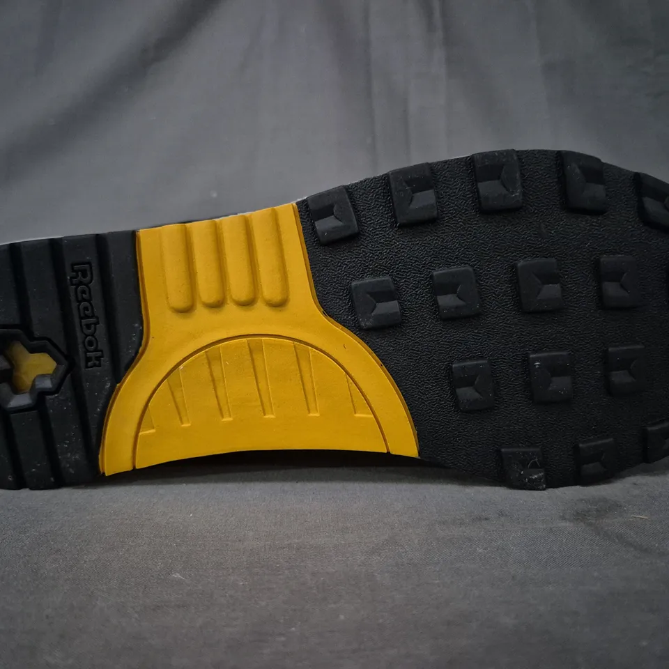 BOXED PAIR OF REEBOK SHOES IN BLACK/YELLOW UK SIZE 9.5