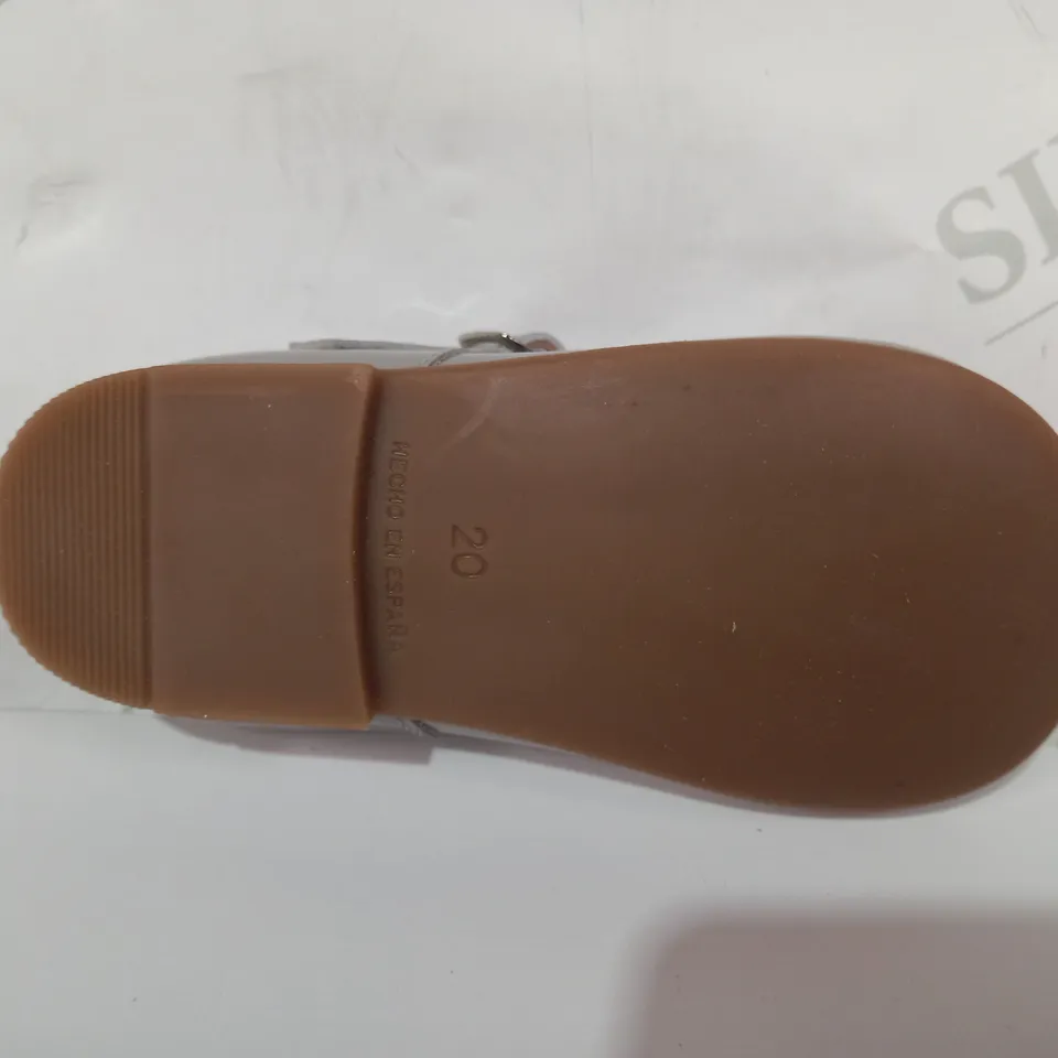 BOXED PAIR OF TNY BY TINNY SHOES INFANT BUCKLE SHOES IN STONE GREY EU SIZE 20