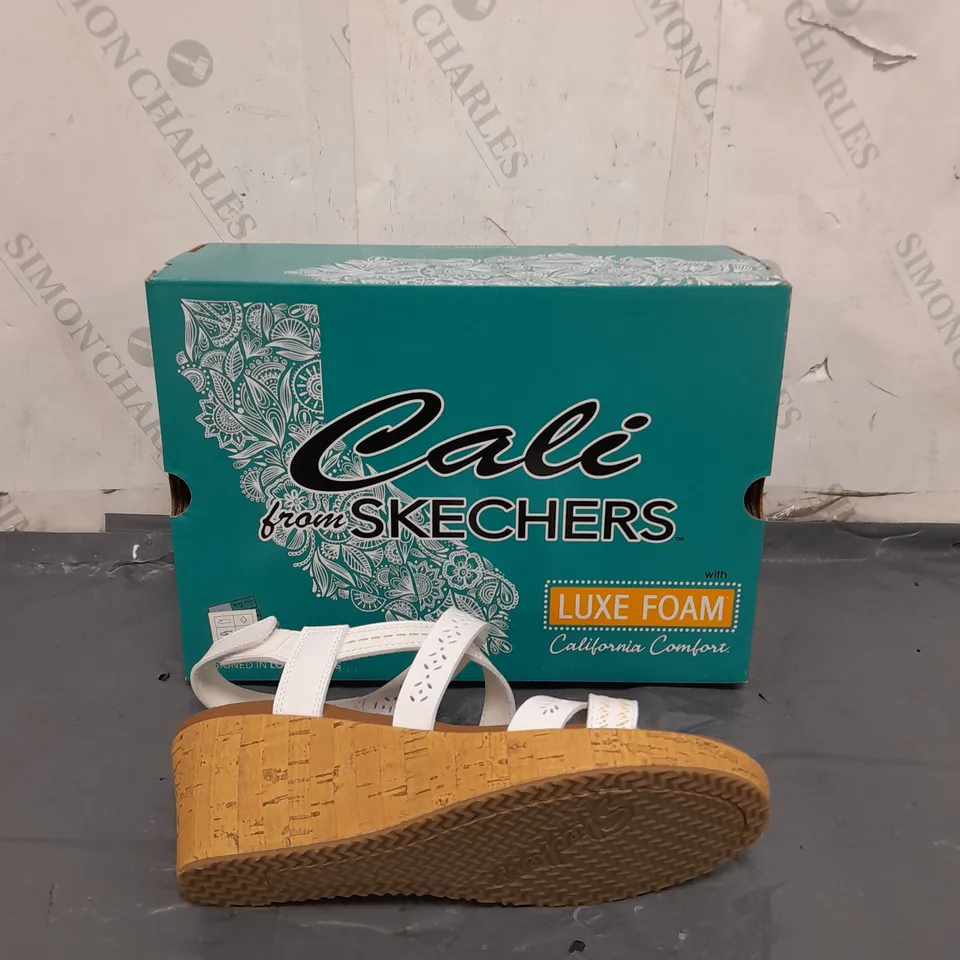SKETCHERS CALI WOMENS SIZE 9 WEDGE HEEL SANDALS 