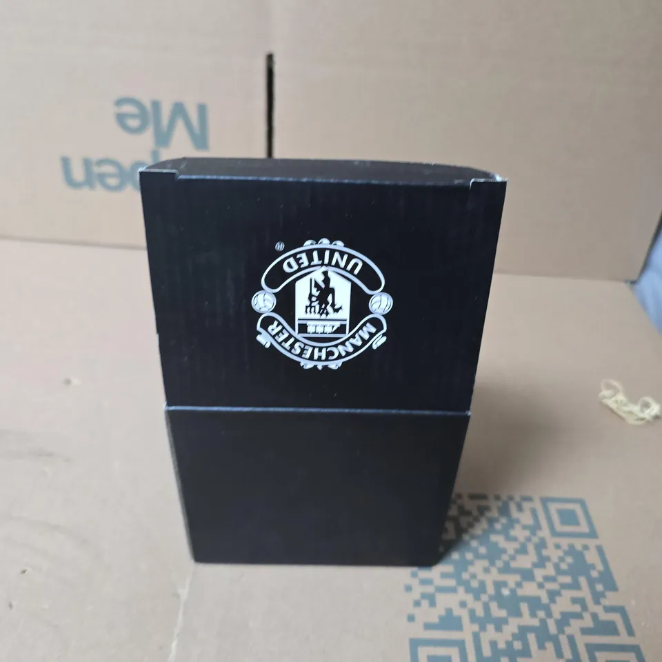 MANCHESTER UNITED CERAMIC MUG – RED INTERIOR, COLOUR-BLOCK DESIGN WITH CREST – BOXED