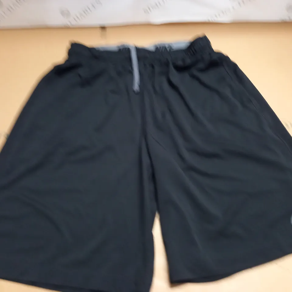 NIKE BLACK SHORTS - M