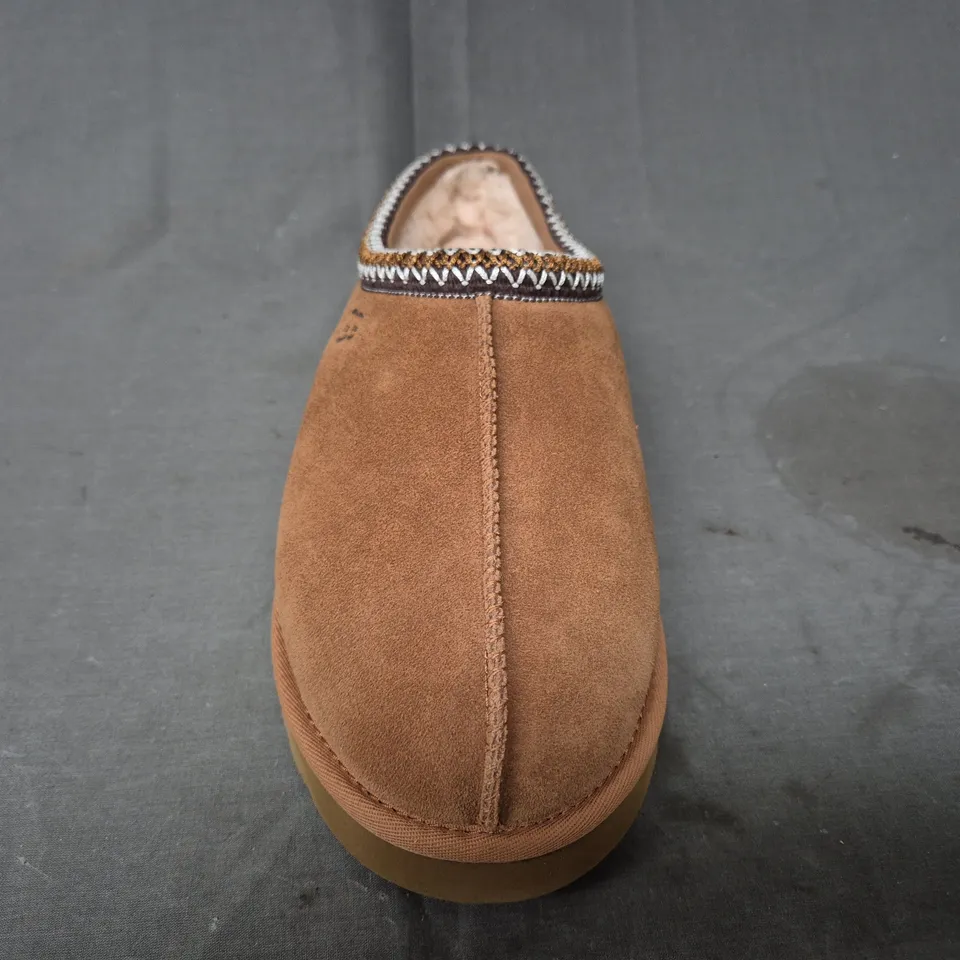 BOXED PAIR OF UGG MEN'S TASMAN SLIPPERS IN CHESTNUT UK SIZE 11