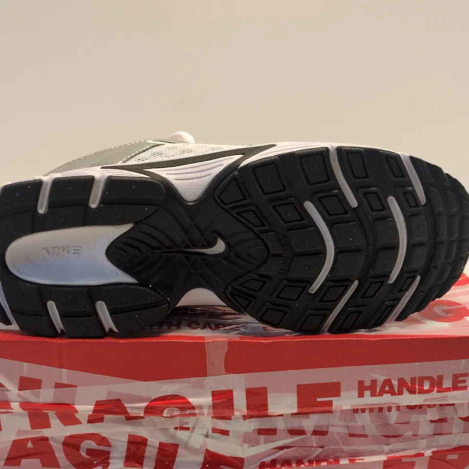 BOXED PAIR OF NIKE SNEAKERS – SIZE 6 