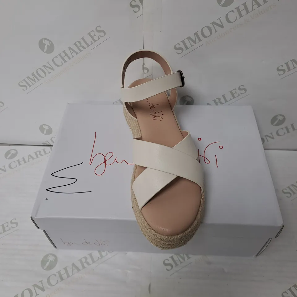BOXED PAIR OF BEN DE LISI PALMA LEATHER SANDALS IN TALC SIZE 6 