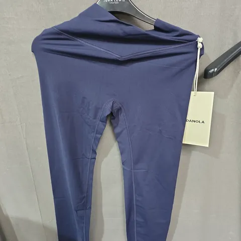 BOX OF APPROXIMATELY 25 CLOTHING ITEMS INCLUDING: ADANOLA LEGGINGS, BLUE JEANS AND HELLY HANSEN FLEECE