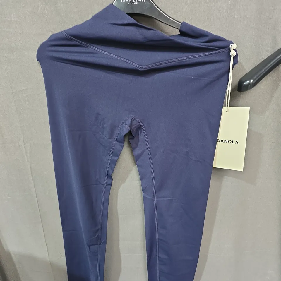 BOX OF APPROXIMATELY 25 CLOTHING ITEMS INCLUDING: ADANOLA LEGGINGS, BLUE JEANS AND HELLY HANSEN FLEECE