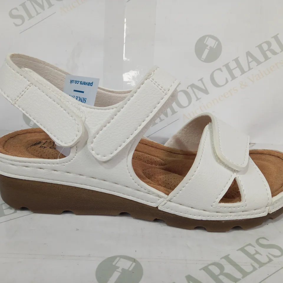 BOXED PAIR OF PAVERS OPEN TOE SANDALS IN WHITE EU SIZE 35