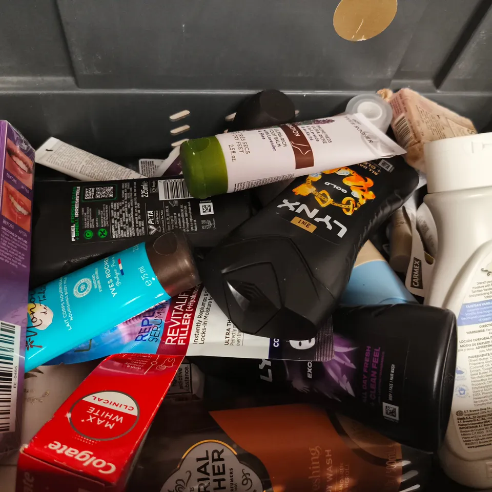 APPROXIMATELY 15 ASSORTED HEALTH & BEAUTY PRODUCTS TO INCLUDE LYNX , E45 AND TOOTHPASTE  