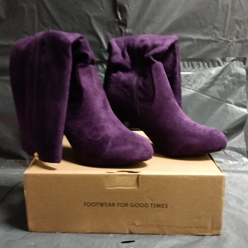 BOXED PAIR OF JOE BROWNS KNEE-HIGH HEELED BOOTS IN PURPLE SIZE UK 6
