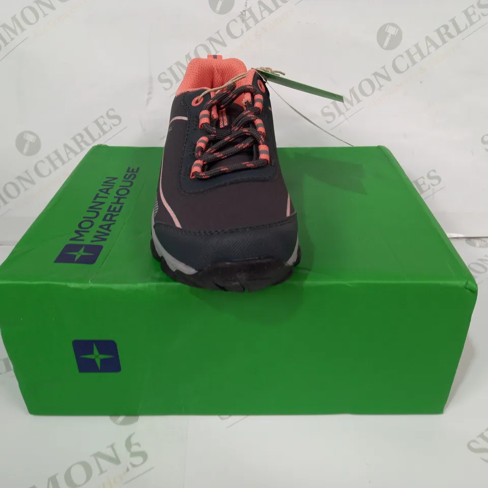 BOXED PAIR OF MOUNTAIN WAREHOUSE SOFTSHELL KIDS SHOES IN GREY/CORAL UK SIZE 1