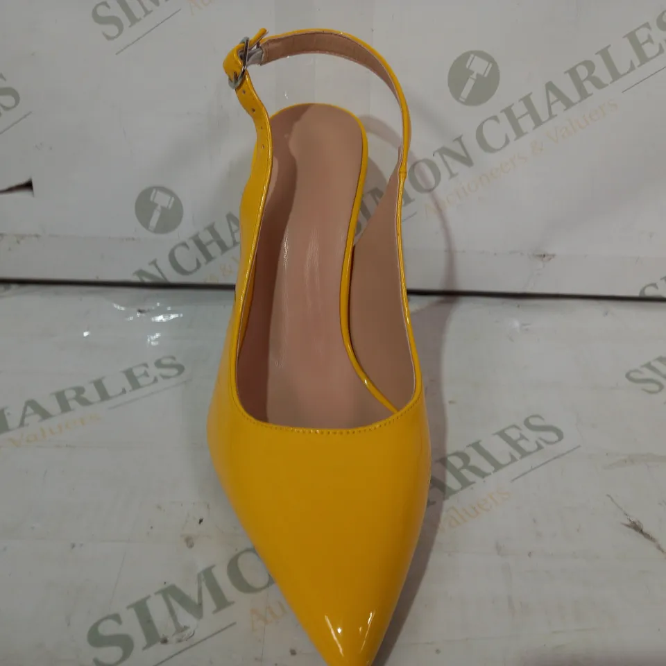 PAIR OF DESIGNER POINTED TOE HIGH HEEL SANDALS IN YELLOW SIZE 5.5