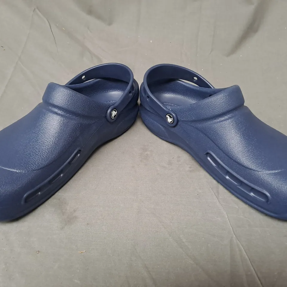 PAIR OF CROCS BISTRO IN NAVY UK SIZE M11/W12