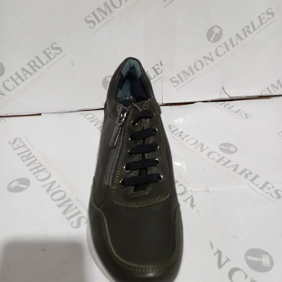 RUTH LANGSFORD WEDGE TRAINER SIZE 5