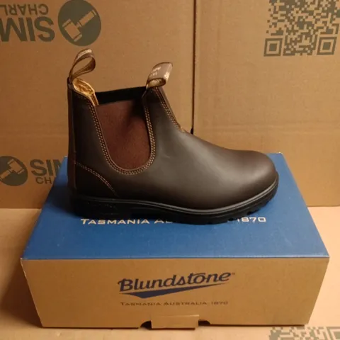 BOXED PAIR OF BLUNDSTONE 550 CHELSEA BOOTS IN WALNUT BROWN - 6