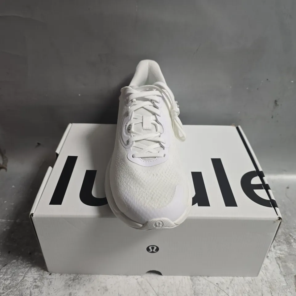 BOXED PAIR OF LULULEMON WOMENS CHARGEFEEL WORKOUT LOW 2 TRAINERS IN WHITE - UK 6.5