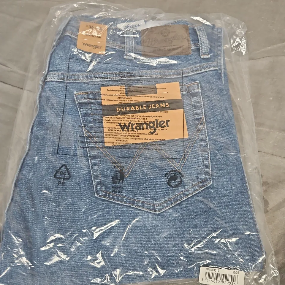 WRANGLER REGULAR JEANS, BLUE - SIZE W36 L30