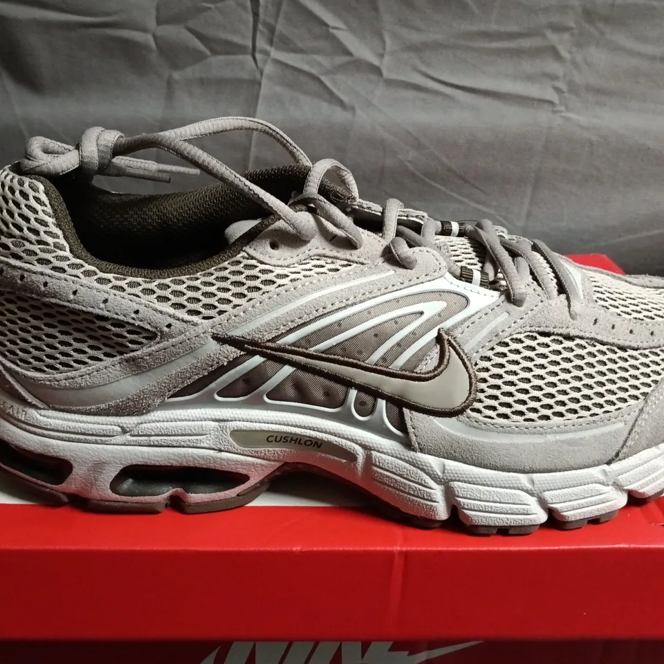 BOXED PAIR OF NIKE AIR MAX MOTO 2K TRAINERS - UK SIZE 10