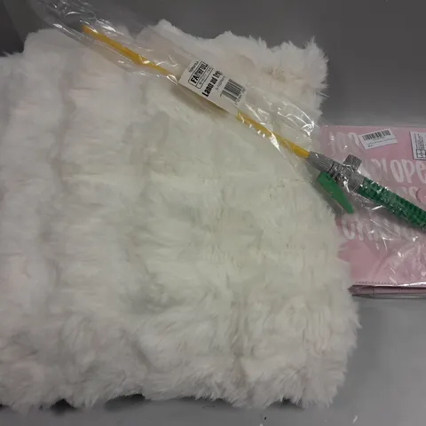 APPROXIMATELY 8 ASSORTED HOUSEHOLD ITEMS TO INCLUDE FLUFFY CUSHION, FAITHFUL LANCE & TRIGGER, 100 ENVELOPE SAVINGS CHALLENGE BINDER, ETC