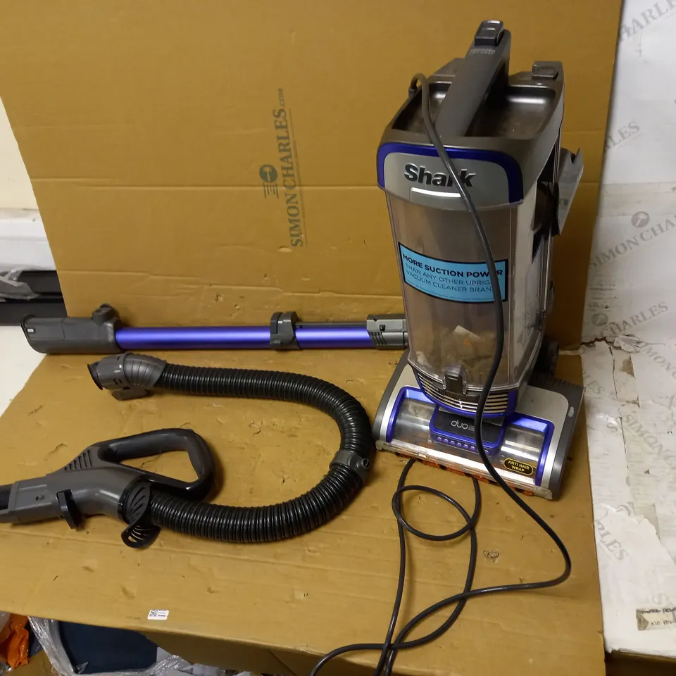 SHARK CORDLESS VACUUM WITH ANTI HAIR WRAP 