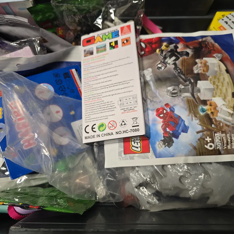 APPROXIMATELY 15 ASSORTED TOYS & GAMES TO INCLUDE - LEGO MARVEL VENOM MUSEUM ROBBERY 30707 , LEGO MINIFIGURES ETC