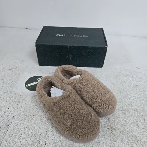 EMU AUSTRALIA SHEARLING SLIPPERS – BROWN, BOXED MENS 7 