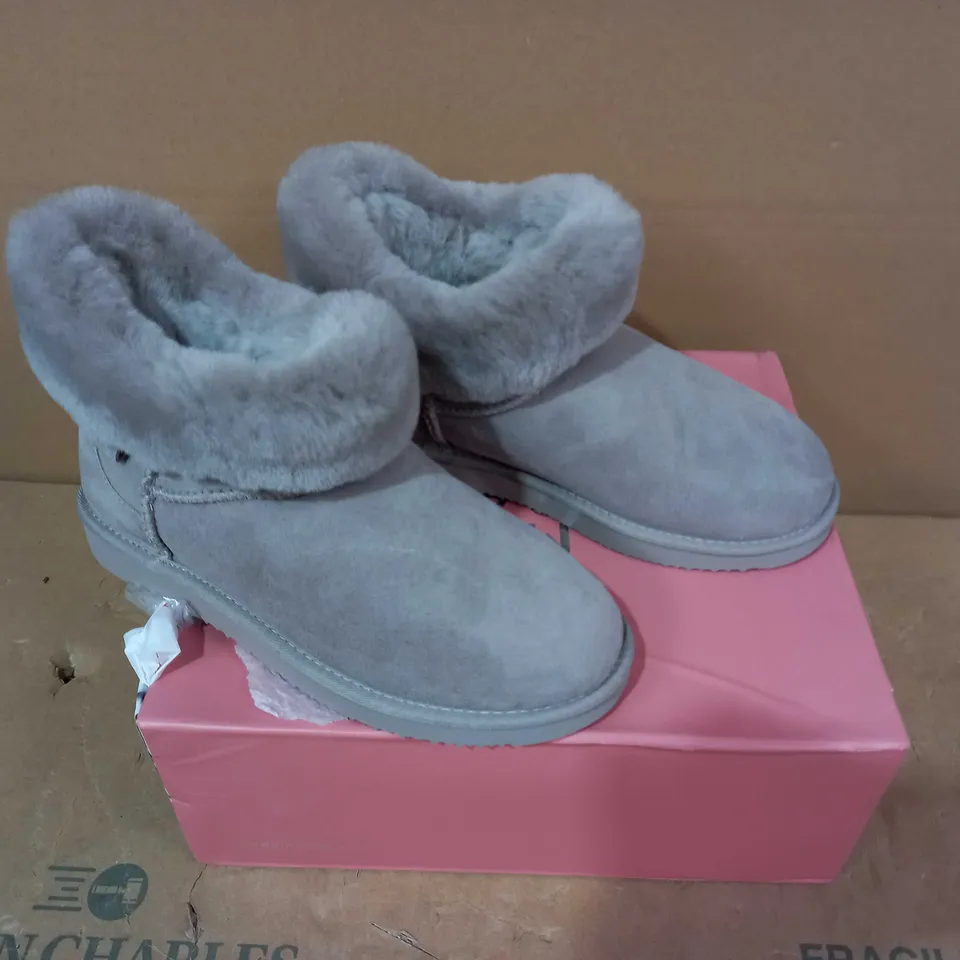 BOXED PAIR OF MODA IN PELLE BOOTS- SIZE 7