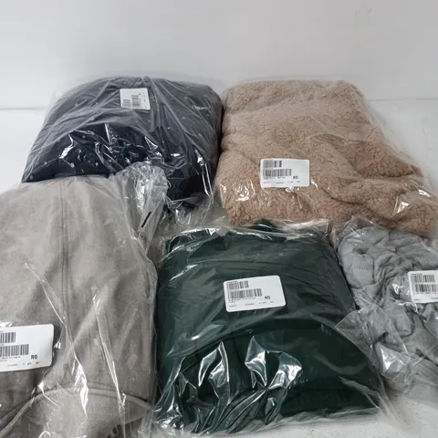 APPROXIMATELY 15 ASSORTED CLOTHING ITEMS IN VARIOUS SIZES, STYLES & COLOURS TO INCLUDE BRANDS SUCH AS COZEE HOME, CUDDL DUDS, WYNNE LAYERS, ETC - COLLECTION ONLY