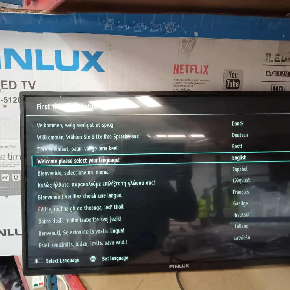 BOXED  FINLUX 32-FHD-5120 32" SMART HD READY LED TV FREEVIEW PLAY BLACK