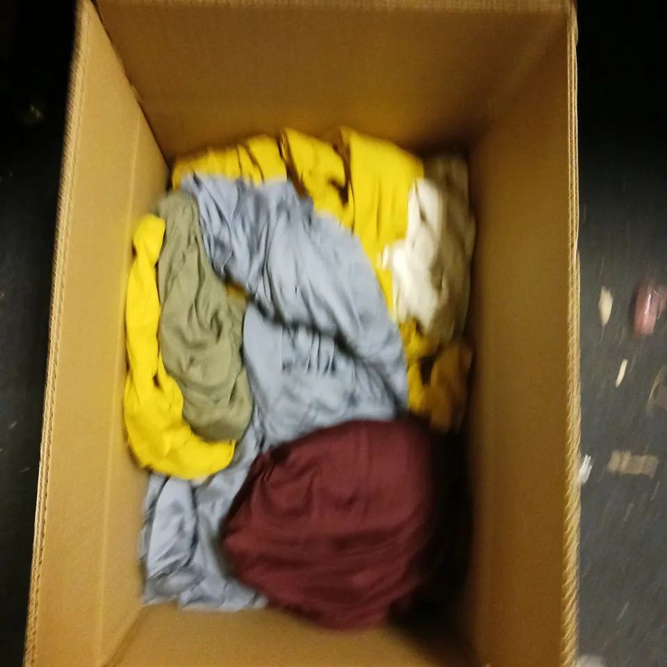 BOX OF APPROXIMATELY 10 ASSORTED CLOTHING AND FASHION ITEMS IN VARIOUS STYLES, SIZES, AND COLOURS / COLLECTION ONLY 