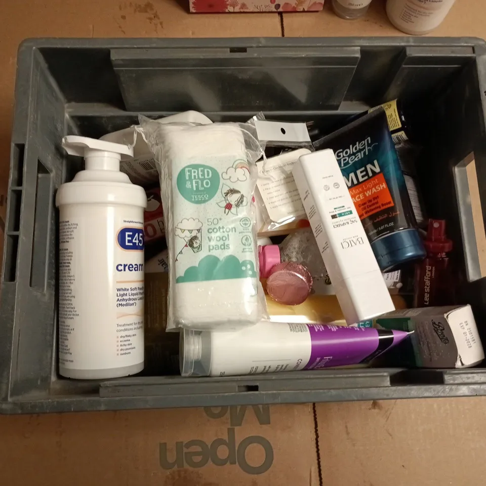 APPROXIMATEY 20 ASSORTED HEALTH AND BEAUTY PRODUCTS TO INCLUDE E45 CREAM, JOHN FRIEDA FRIZZ EASE SHAMPOO, WECONA BOTANICAL BLISS ESSENTIAL OILS ETC 
