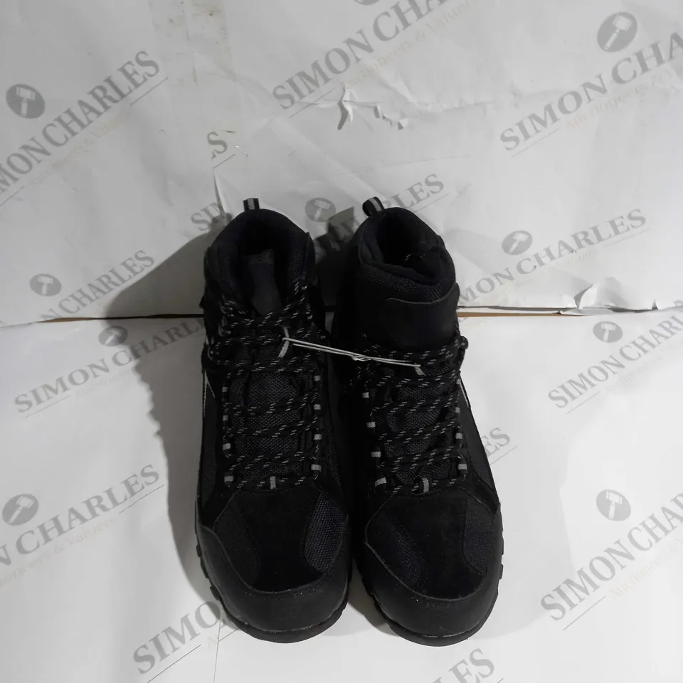 UNBOXED PAIR OF CRANE AVS-TEX HIKING BOOTS SIZE UK 8