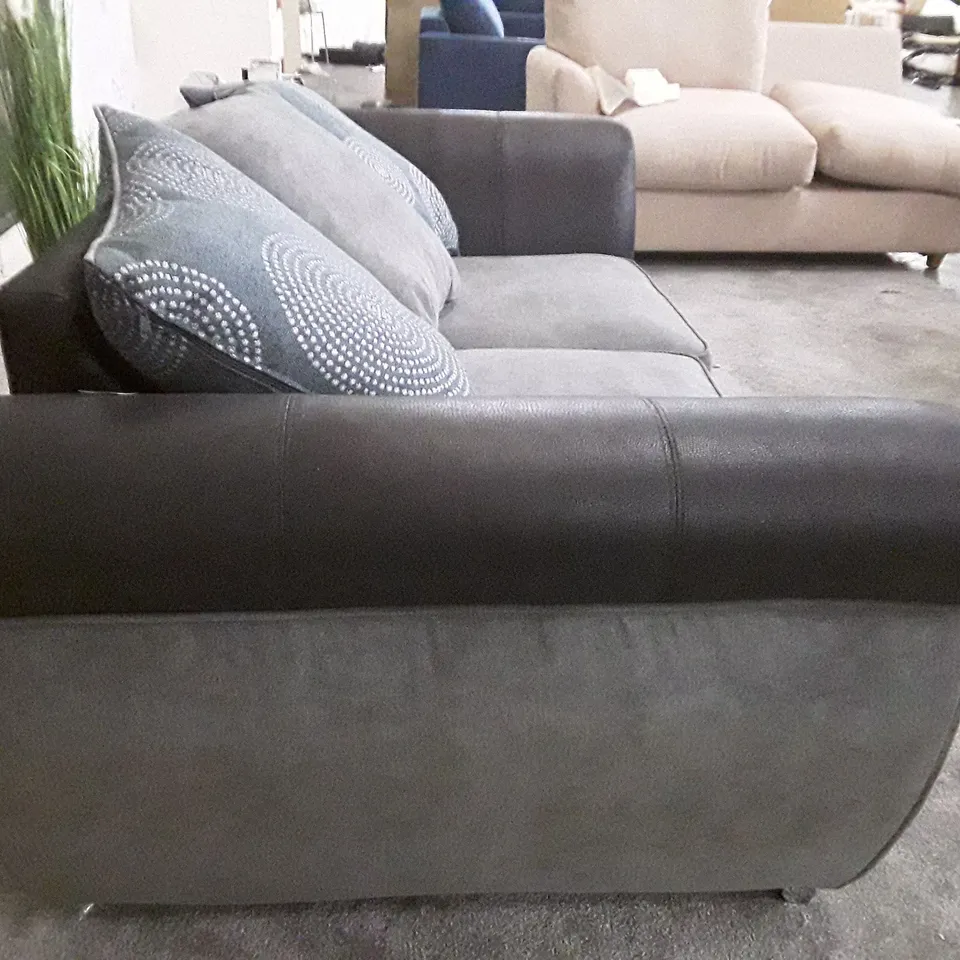 QUALITY DESIGNER 2 SEATER SOFA - GREY FABRIC/BLACK LEATHER