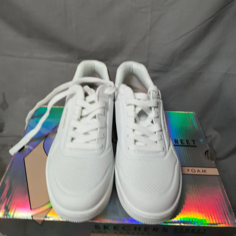 BOXED PAIR OF SKECHERS STREET LOS ANGELES WHITE SNEAKERS WITH MEMORY FOAM - SIZE 6