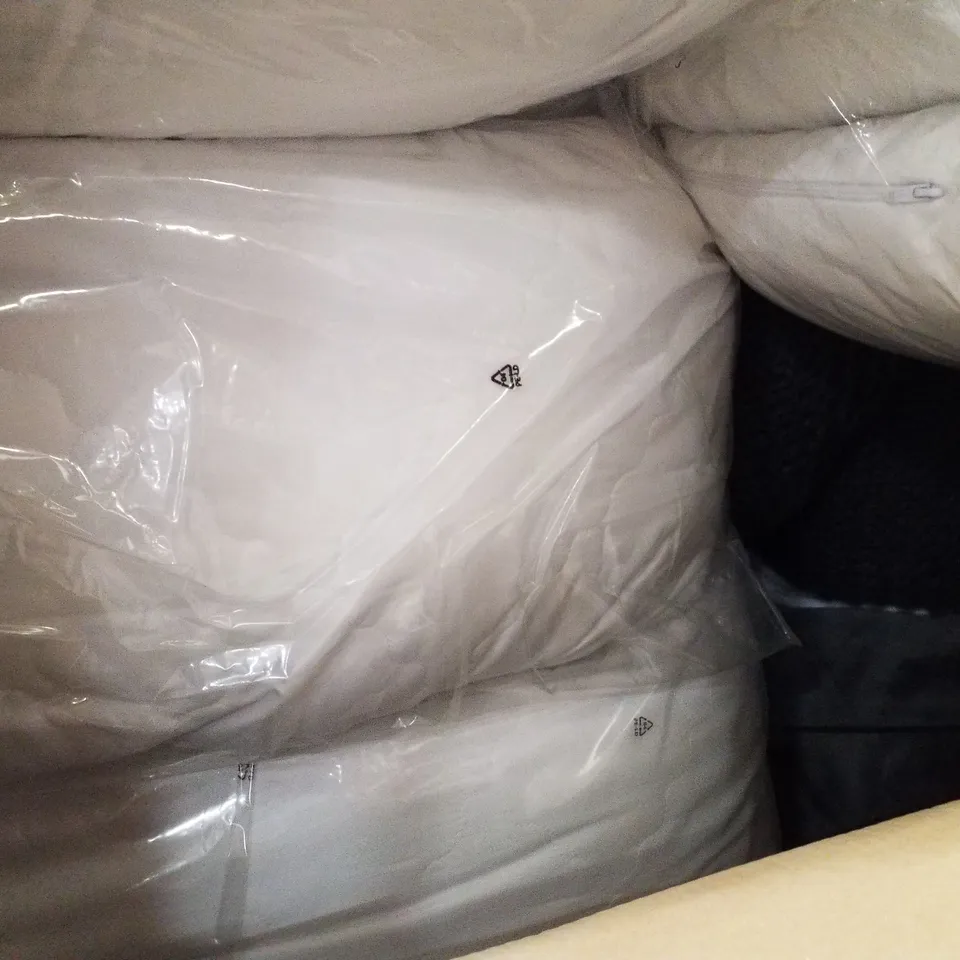 PALLET OF 2 BOXES CONTAINING ASSORTED BEDDING INCLUDING PILLOWS & DUVETS