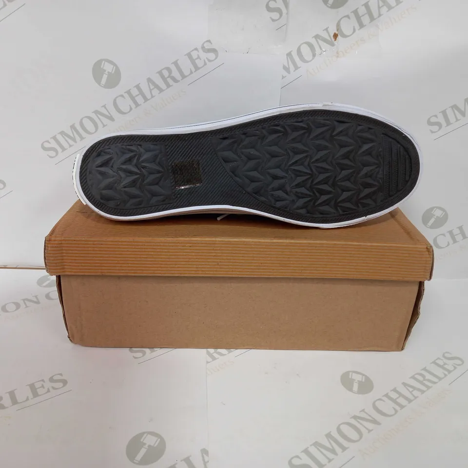 CONVERSE ALL STAR IN BLACK & WHITE - EU 40 