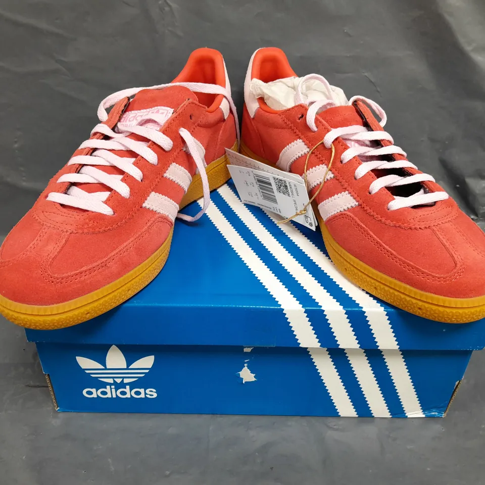 BOXED PAIR OF ADIDAS WOMEN'S HANDBALL SPEZIAL SHOES IN RED/PINK SIZE UK 5.5