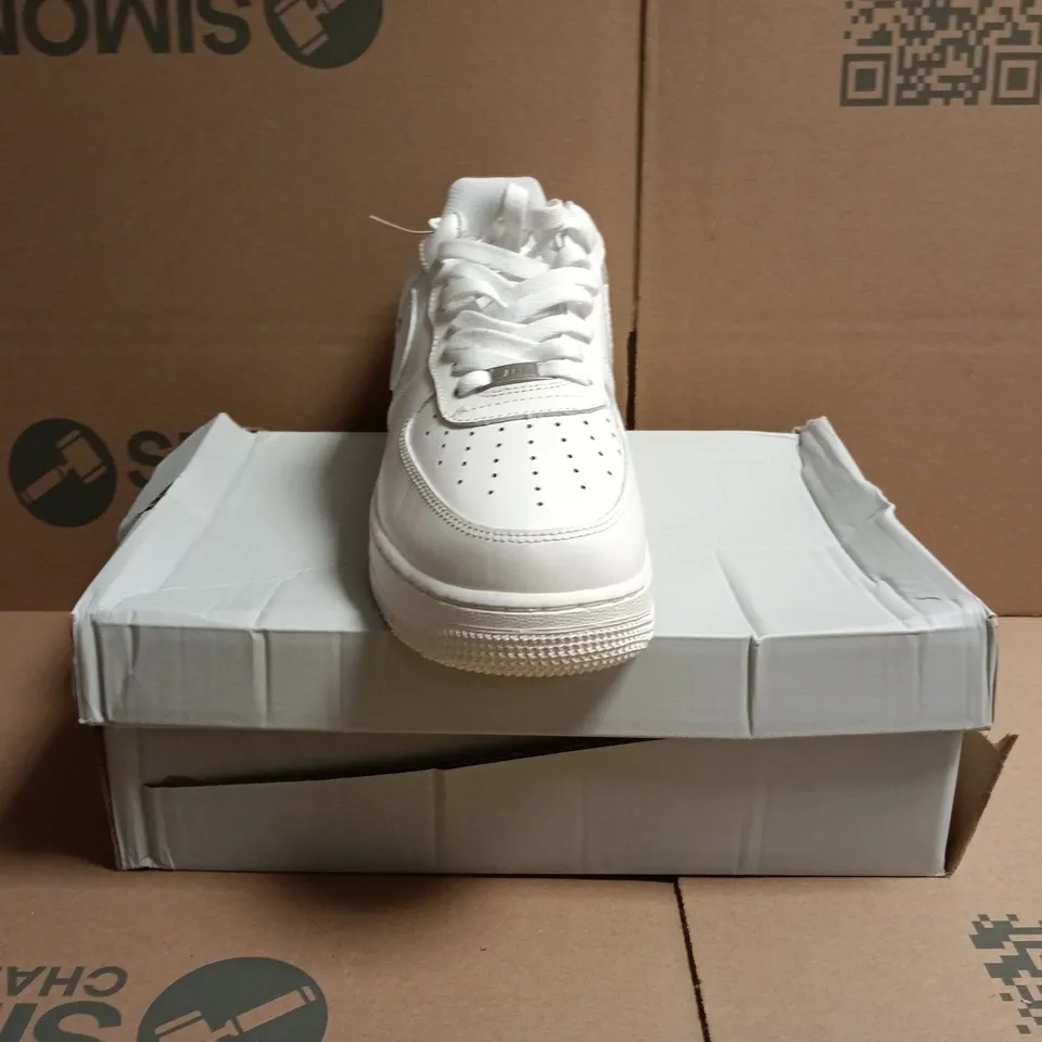 BOXED PAIR OF NIKE AIR FORCE 1 '07 SHOES IN WHITE SIZE UK 10