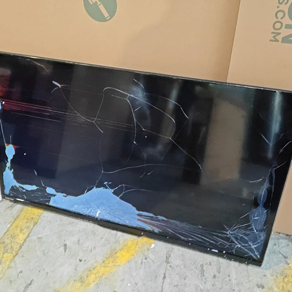 BOXED TOSHIBA 40" FULL HD TV 40LV2553DB - WITH REMOTE - POWERS ON - DAMAGED SCREEN