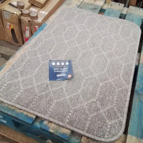 QUALITY DESIGNER AREA RUG - APPROXIMATELY 75X50CM