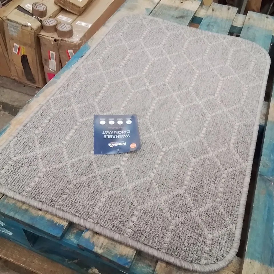 QUALITY DESIGNER AREA RUG - APPROXIMATELY 75X50CM