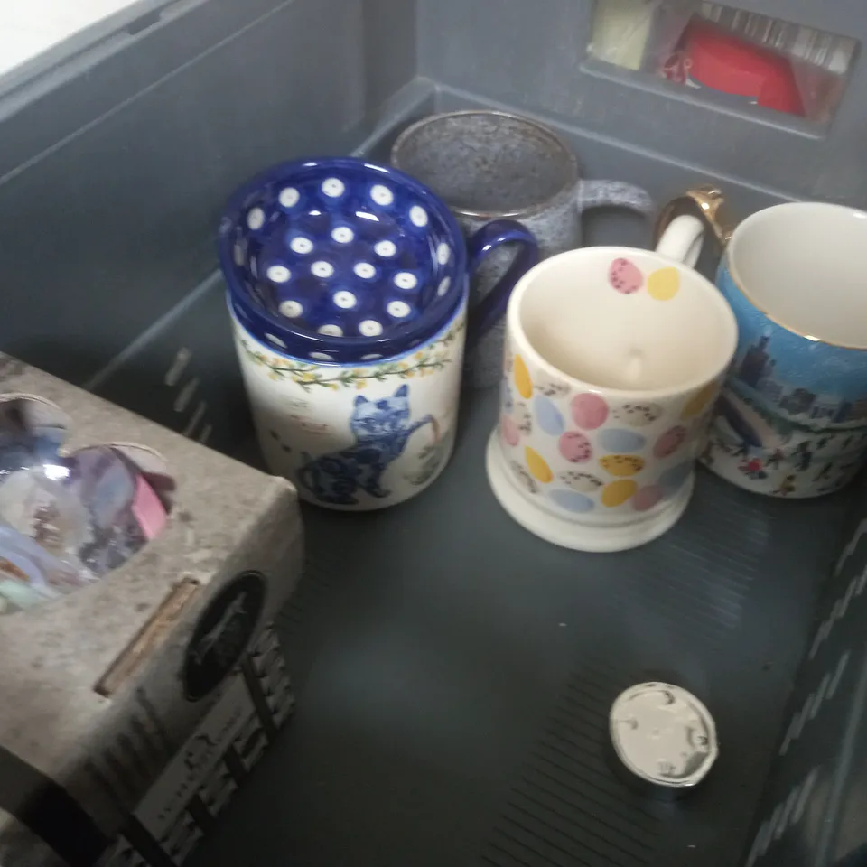 LOT OF ASSORTED HOUSEHOLD ITEMS TO INCLUDE CUPS, PLATES ORNAMENTS AND TEAPOTS - COLLECTION ONLY