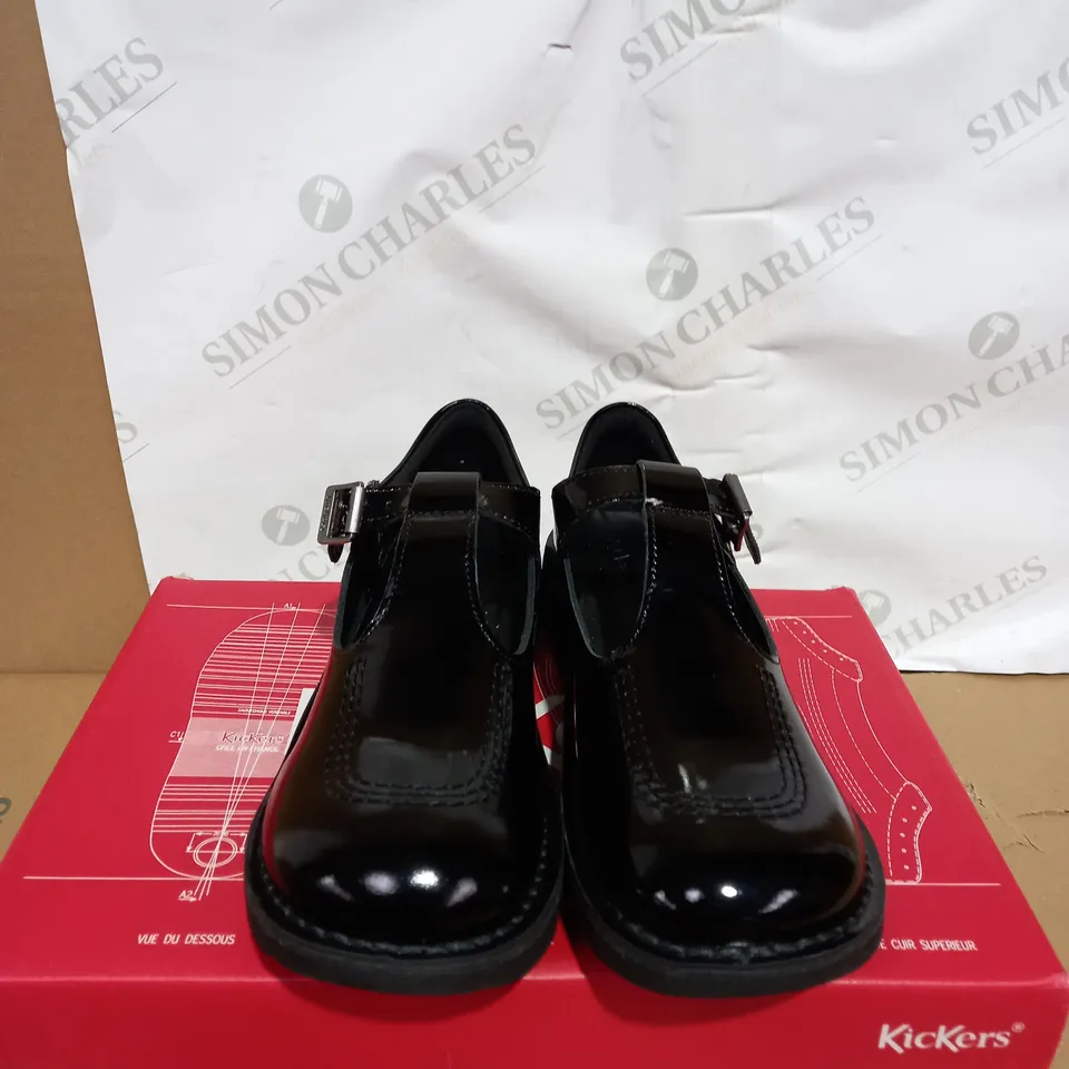 BOXED PAIR OF KICKERS SIZE 39
