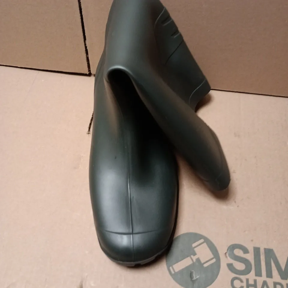 UNBOXED PAIR OF DUNLOP WELLYS IN DARK GREEN - SIZE 9
