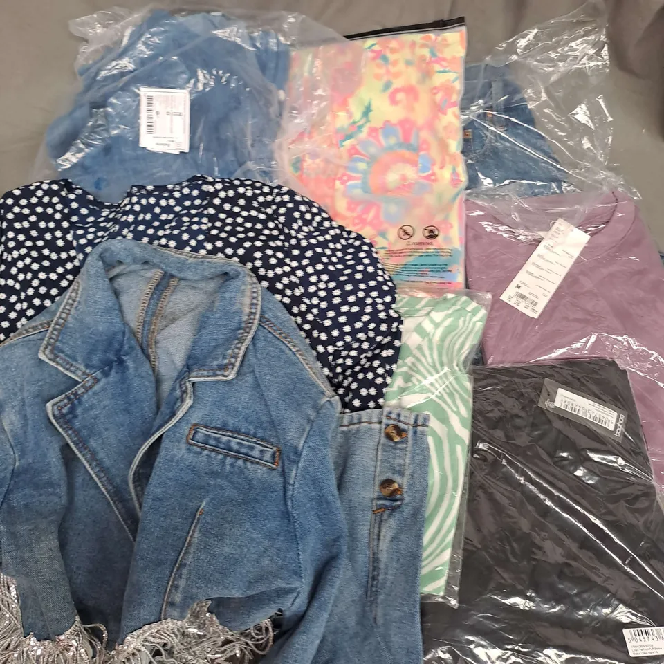 BOX OF APPROXIMATELY 25 ASSORTED CLOTHING ITEMS TO INCLUDE - DRESSES, TSHITS, JACKET ETC
